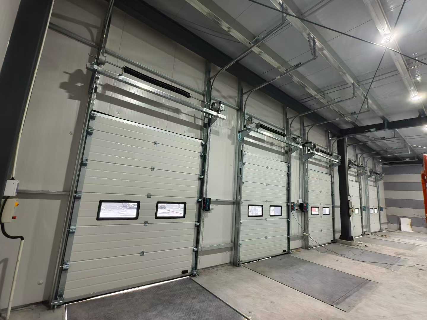 창고 프로젝트를 위한 산업용 단면 도어 및 도크 레벨러 선적